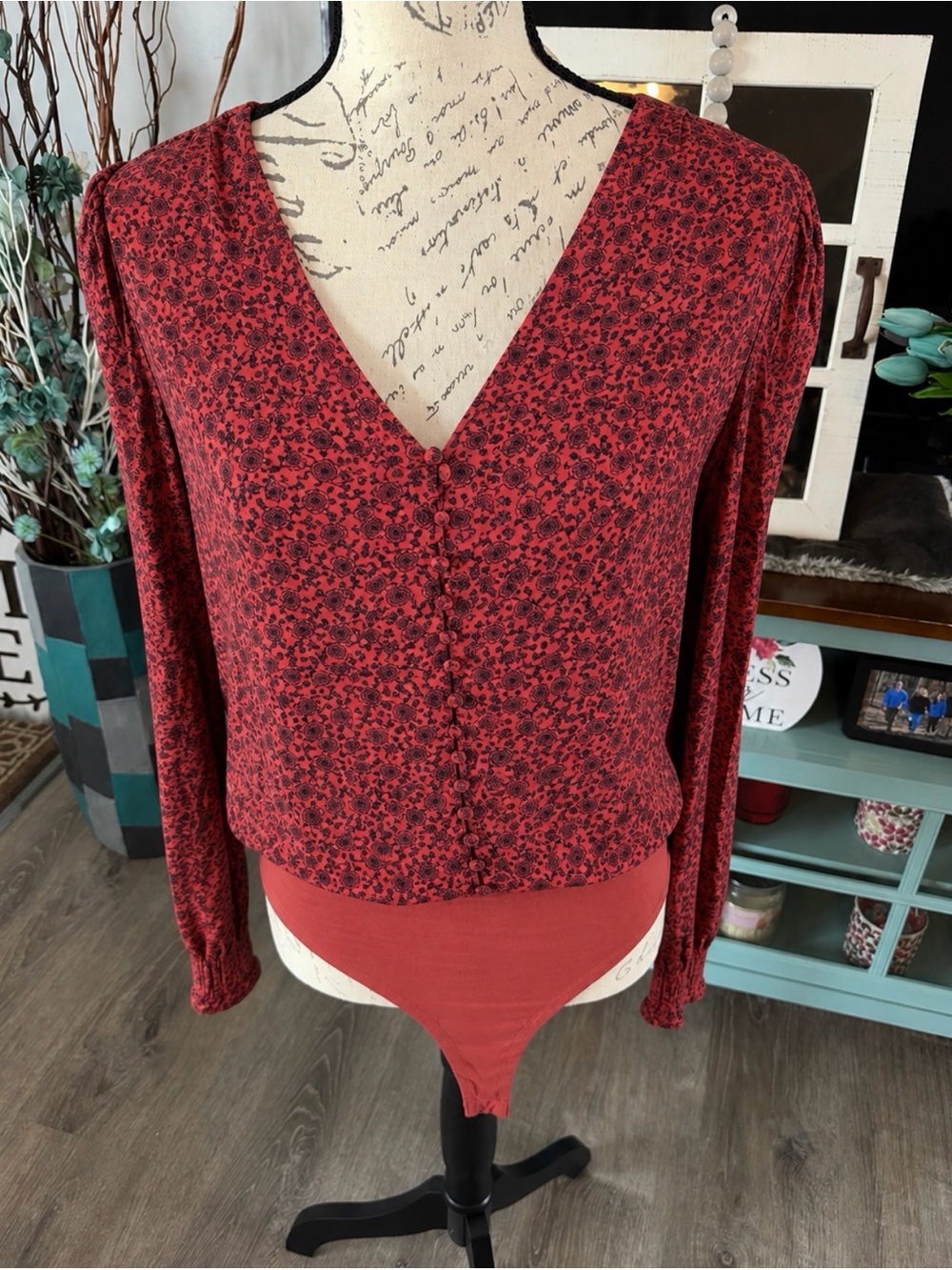 Wonderly Red Floral V-Neck Button Front Bodysuit Large